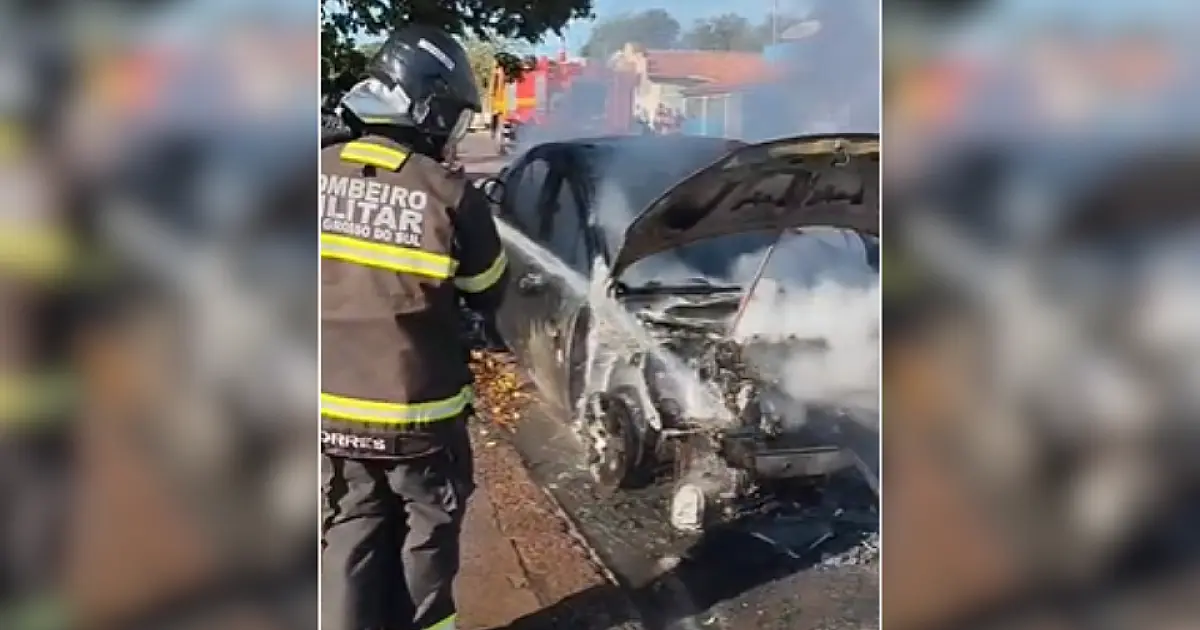 Carro pega fogo e mobiliza Bombeiros no centro de Corumbá