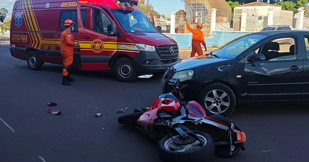 Motociclista fica ferido após colisão com carro em Corumbá