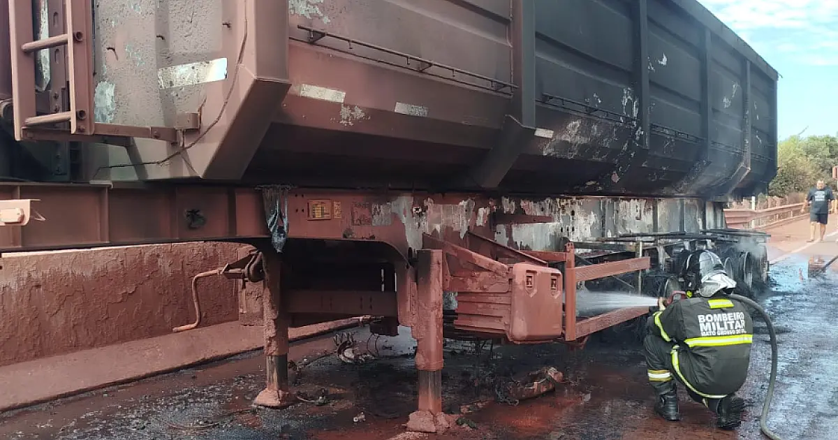 Caminhão de minério pega fogo na BR-262 próximo a Albuquerque
