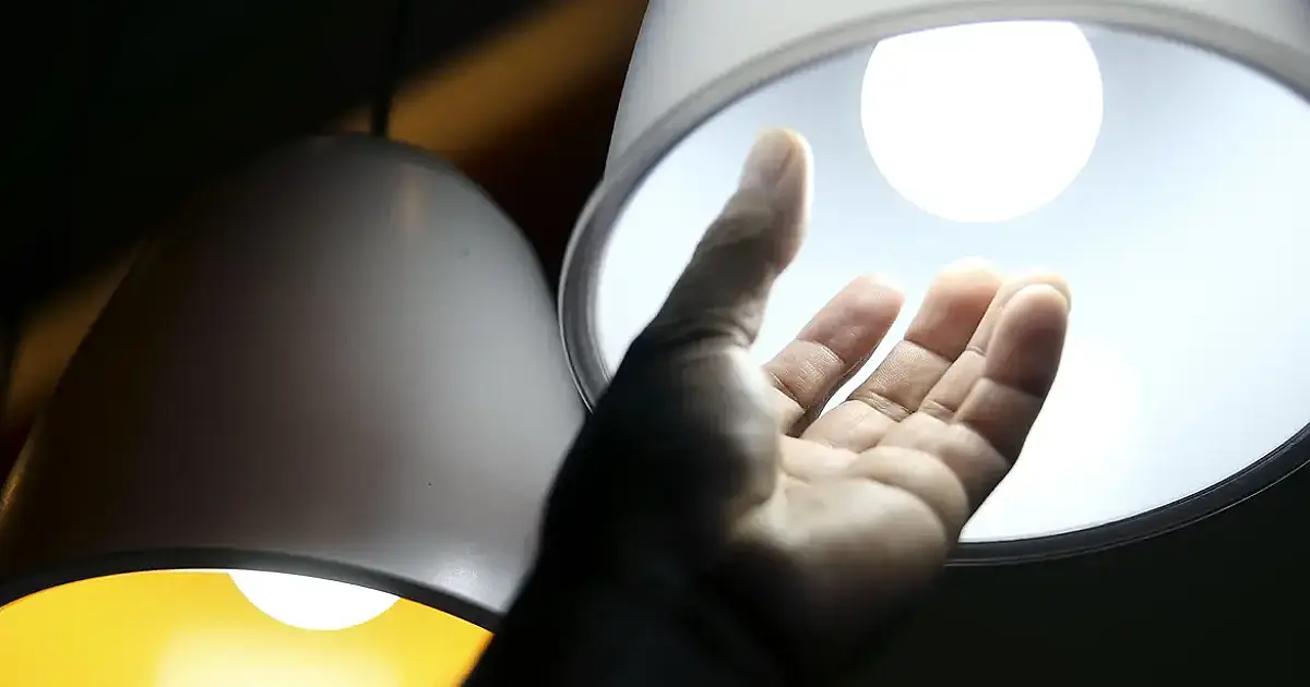 Bandeira tarifária das contas de luz segue amarela em julho