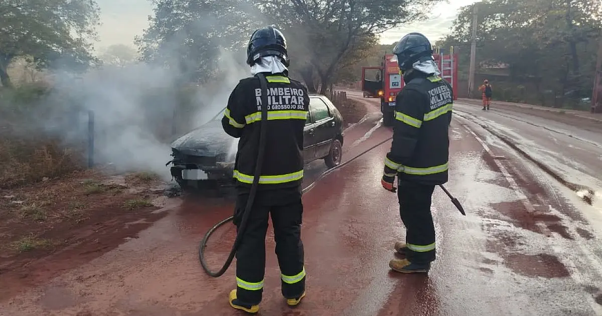 Incêndio destrói frente de carro na entrada de Ladário