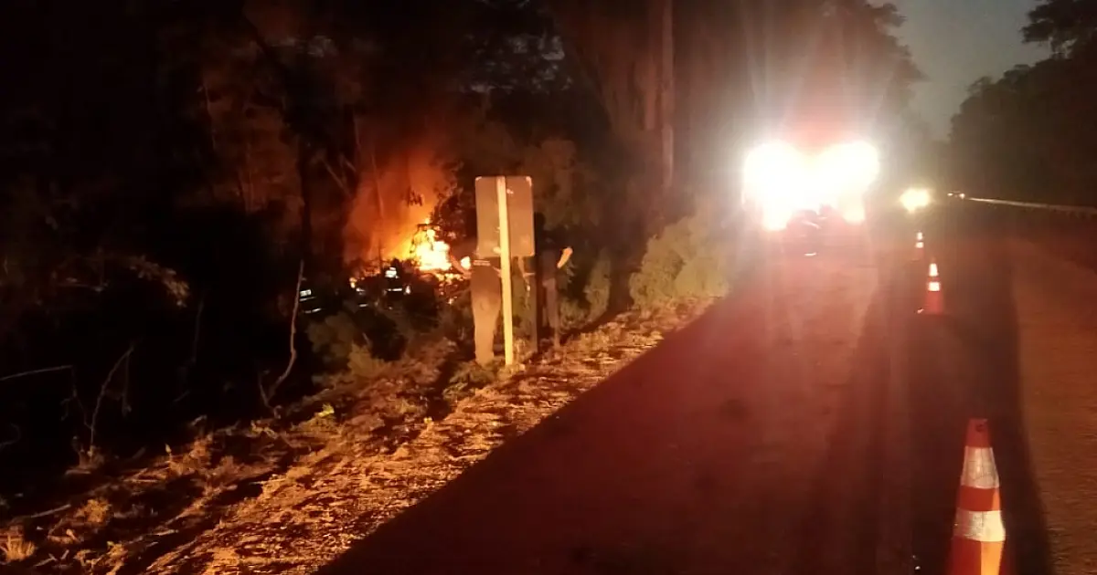 Pneu estoura e carreta bitrem pega fogo após tombar na BR-262 em Corumbá