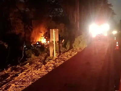 Pneu estoura e carreta bitrem pega fogo após tombar na BR-262 em Corumbá