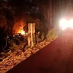 Pneu estoura e carreta bitrem pega fogo após tombar na BR-262 em Corumbá