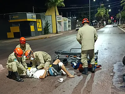 Motociclista bate em carro estacionado e é socorrido na Avenida Porto Carreiro