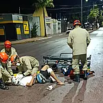 Motociclista bate em carro estacionado e é socorrido na Avenida Porto Carreiro
