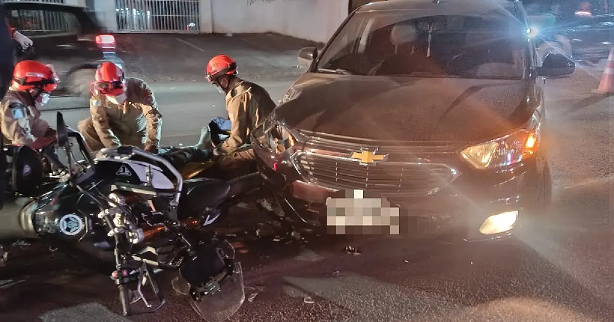 Motociclista fica ferido em colisão com carro na Rua 21 de Setembro