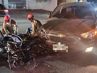 Motociclista fica ferido em colisão com carro na Rua 21 de Setembro