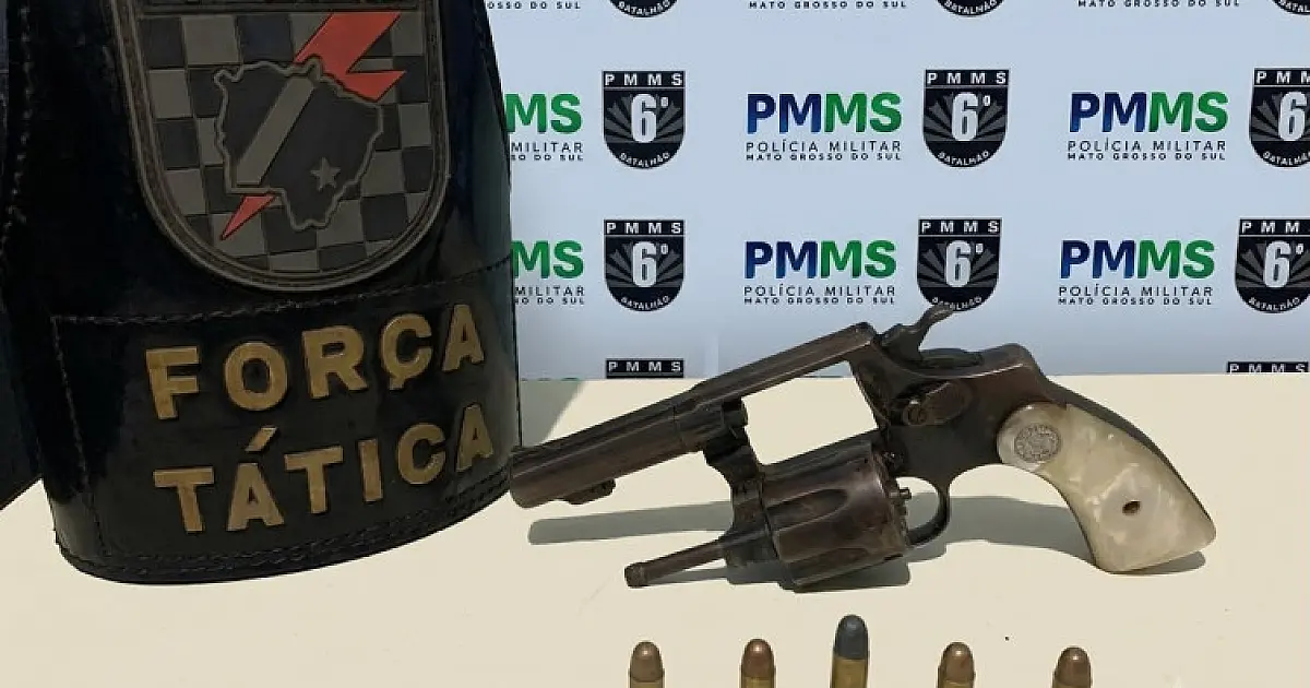 Homem é preso após injúria racial e apreensão de revólver em Ladário
