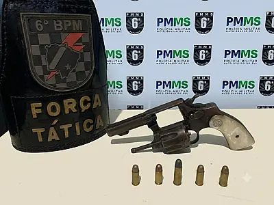 Homem é preso após injúria racial e apreensão de revólver em Ladário