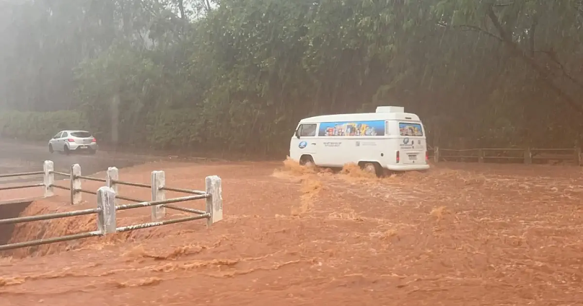 Tempestade com granizo e ventos de 53 km/h provoca caos e alagamentos em Campo Grande