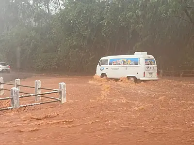 Tempestade com granizo e ventos de 53 km/h provoca caos e alagamentos em Campo Grande