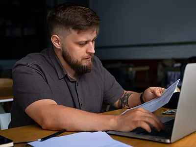 Consultar licenciamento permite verificar pendências e planejar regularização do veículo