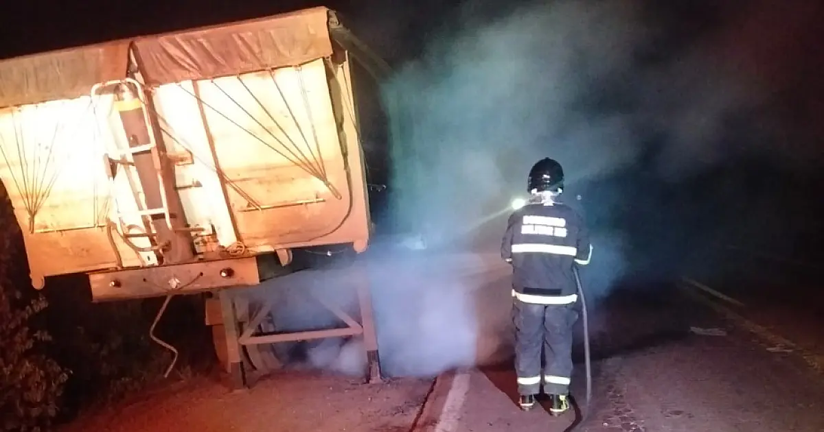 Caminhão pega fogo durante a madrugada na BR-262 em Corumbá