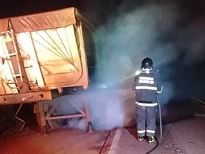 Caminhão pega fogo durante a madrugada na BR-262 em Corumbá