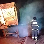 Caminhão pega fogo durante a madrugada na BR-262 em Corumbá