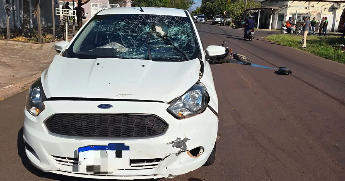 Colisão entre carro e moto causa suspeita de fratura em motociclista