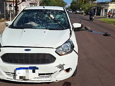 Colisão entre carro e moto causa suspeita de fratura em motociclista
