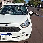 Colisão entre carro e moto causa suspeita de fratura em motociclista