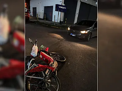 Colisão entre carro e bicicleta elétrica deixa mulher ferida no bairro Maria Leite