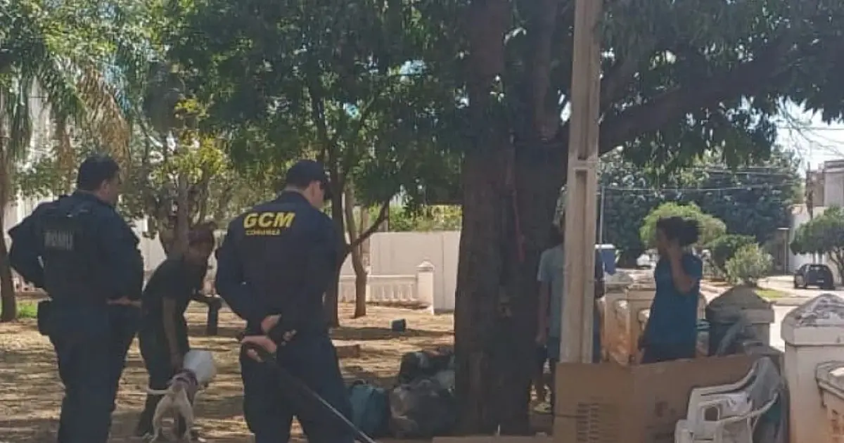Estrangeiros acendem fogueira e acumulam lixo na Praça da República