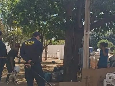 Estrangeiros acendem fogueira e acumulam lixo na Praça da República