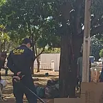 Estrangeiros acendem fogueira e acumulam lixo na Praça da República