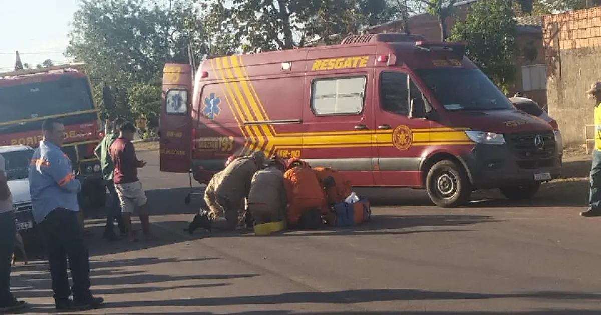 Colisão deixa passageira de moto ferida no Centro de Corumbá