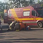 Colisão deixa passageira de moto ferida no Centro de Corumbá
