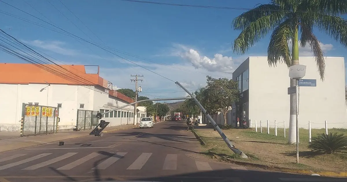 Caminhão bitrem destrói semáforo e deixa trânsito sob risco em Corumbá