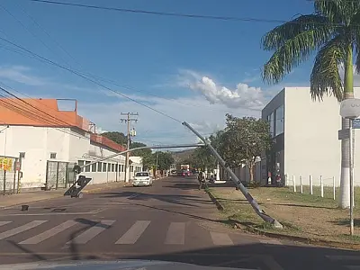 Caminhão bitrem destrói semáforo e deixa trânsito sob risco em Corumbá