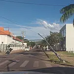 Caminhão bitrem destrói semáforo e deixa trânsito sob risco em Corumbá