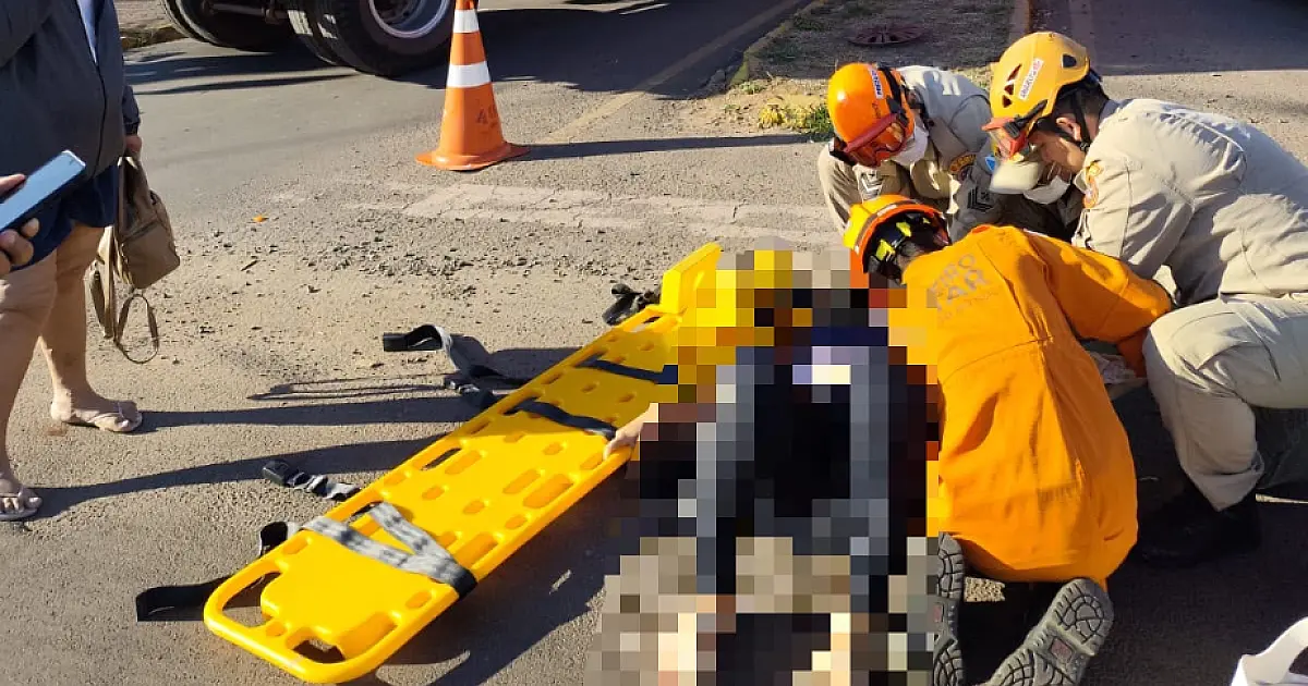 Colisão entre carro e moto deixa mulher ferida na Rua Edu Rocha