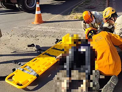 Colisão entre carro e moto deixa mulher ferida na Rua Edu Rocha