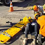 Colisão entre carro e moto deixa mulher ferida na Rua Edu Rocha