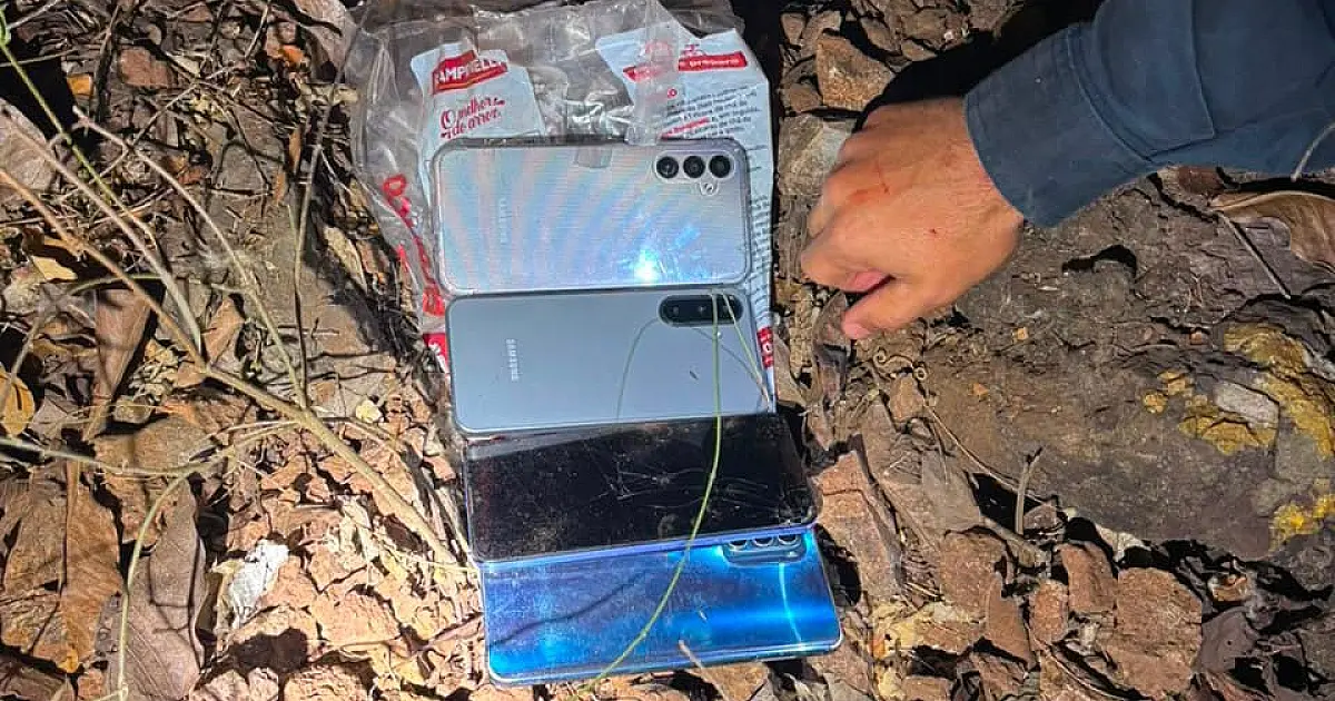 Força Tática prende dupla com facão e recupera celulares roubados