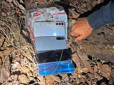 Força Tática prende dupla com facão e recupera celulares roubados