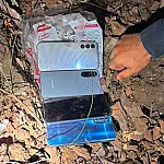 Força Tática prende dupla com facão e recupera celulares roubados