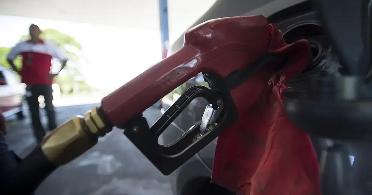 Governo adia fim do subsídio da gasolina após nova alta do petróleo