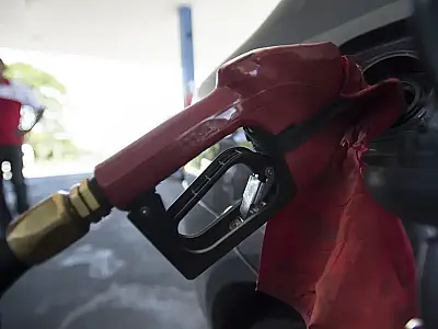 Governo adia fim do subsídio da gasolina após nova alta do petróleo