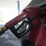 Governo adia fim do subsídio da gasolina após nova alta do petróleo