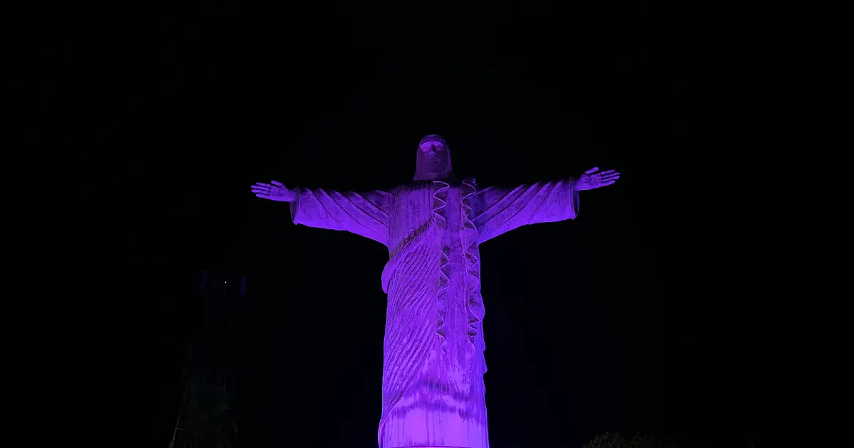 Corumbá abre Agosto Lilás com Cristo Rei iluminado