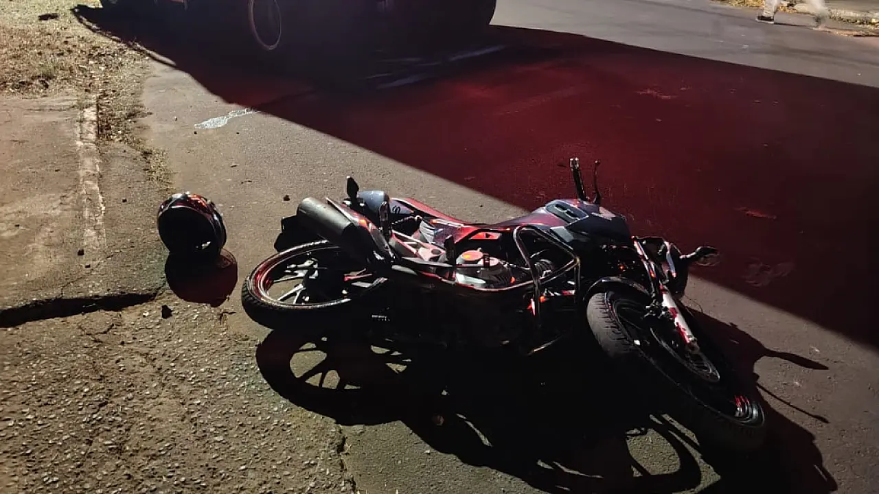 Motociclista perde o controle e bate contra lixeira no bairro Popular Nova
