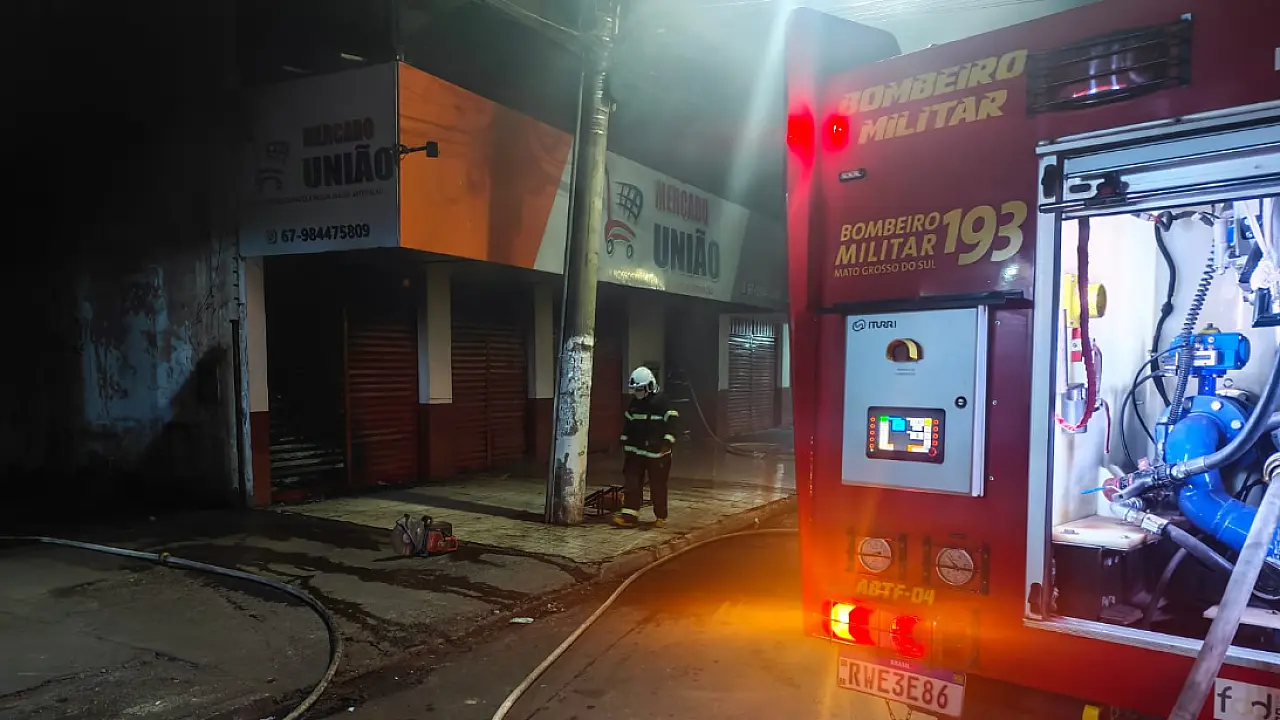 Incêndio atinge supermercado e mobiliza Bombeiros na madrugada