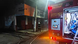 Incêndio atinge supermercado e mobiliza Bombeiros na madrugada