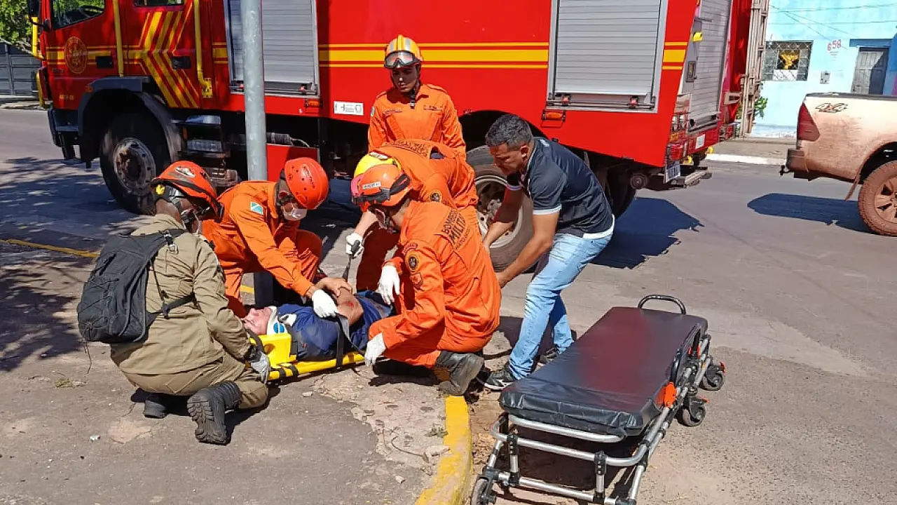 Motociclista sofre lesão no ombro em colisão com carro no Universitário