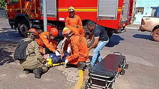 Motociclista sofre lesão no ombro em colisão com carro no Universitário