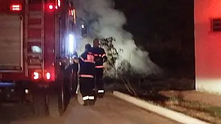Bombeiros controlam incêndio em terreno baldio e casa abandonada em Corumbá