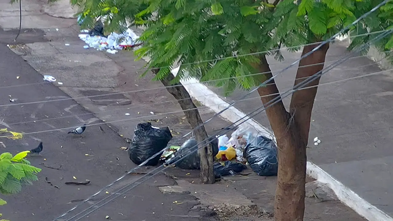 Descarte irregular de lixo aos domingos gera sujeira em Corumbá