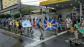 Grupos desfilam na chuva após cancelamento oficial em Campo Grande